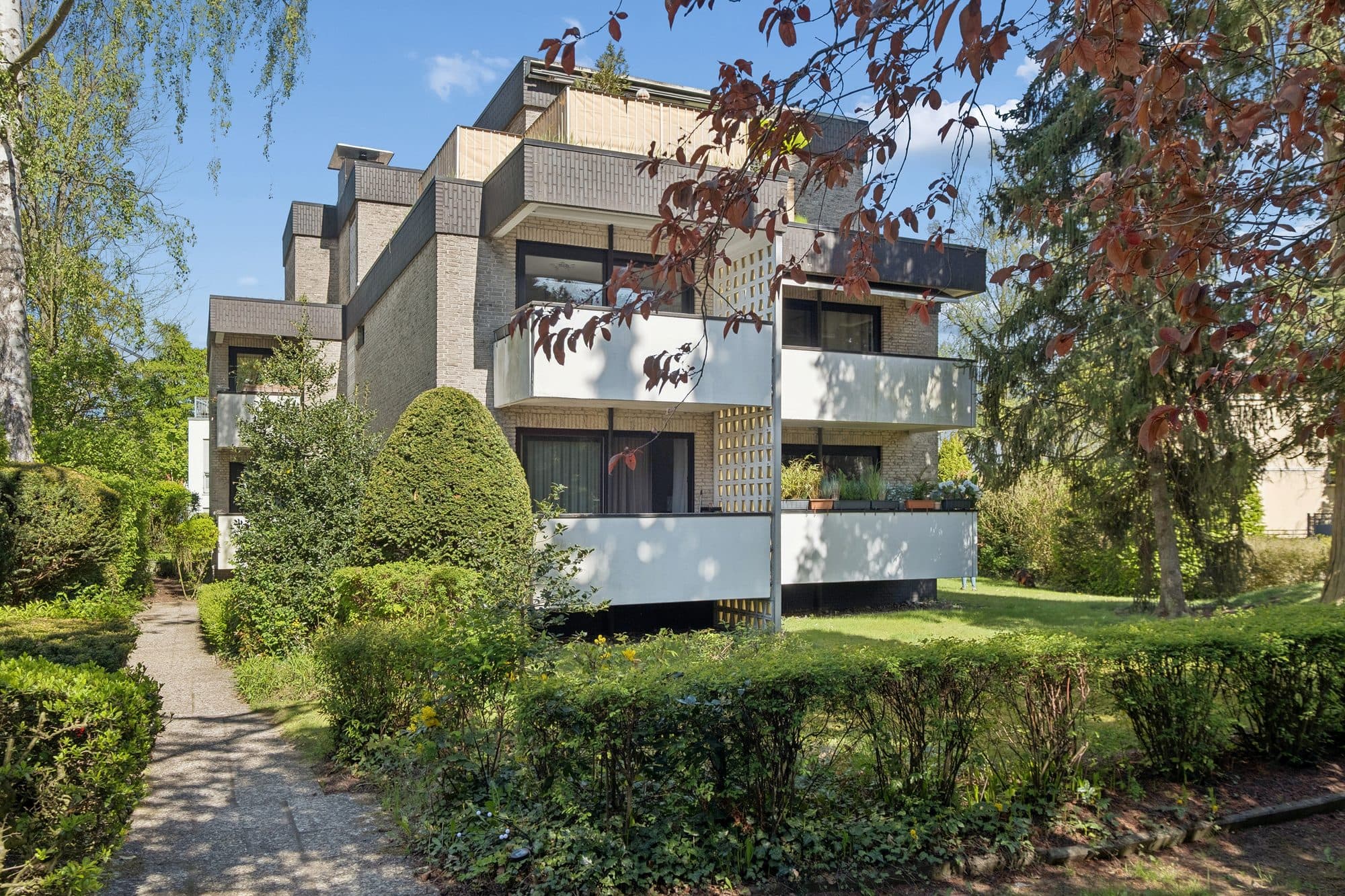 Wohnhaus aus den siebziger Jahren mit eingewachsenem Garten in den Elbvororten