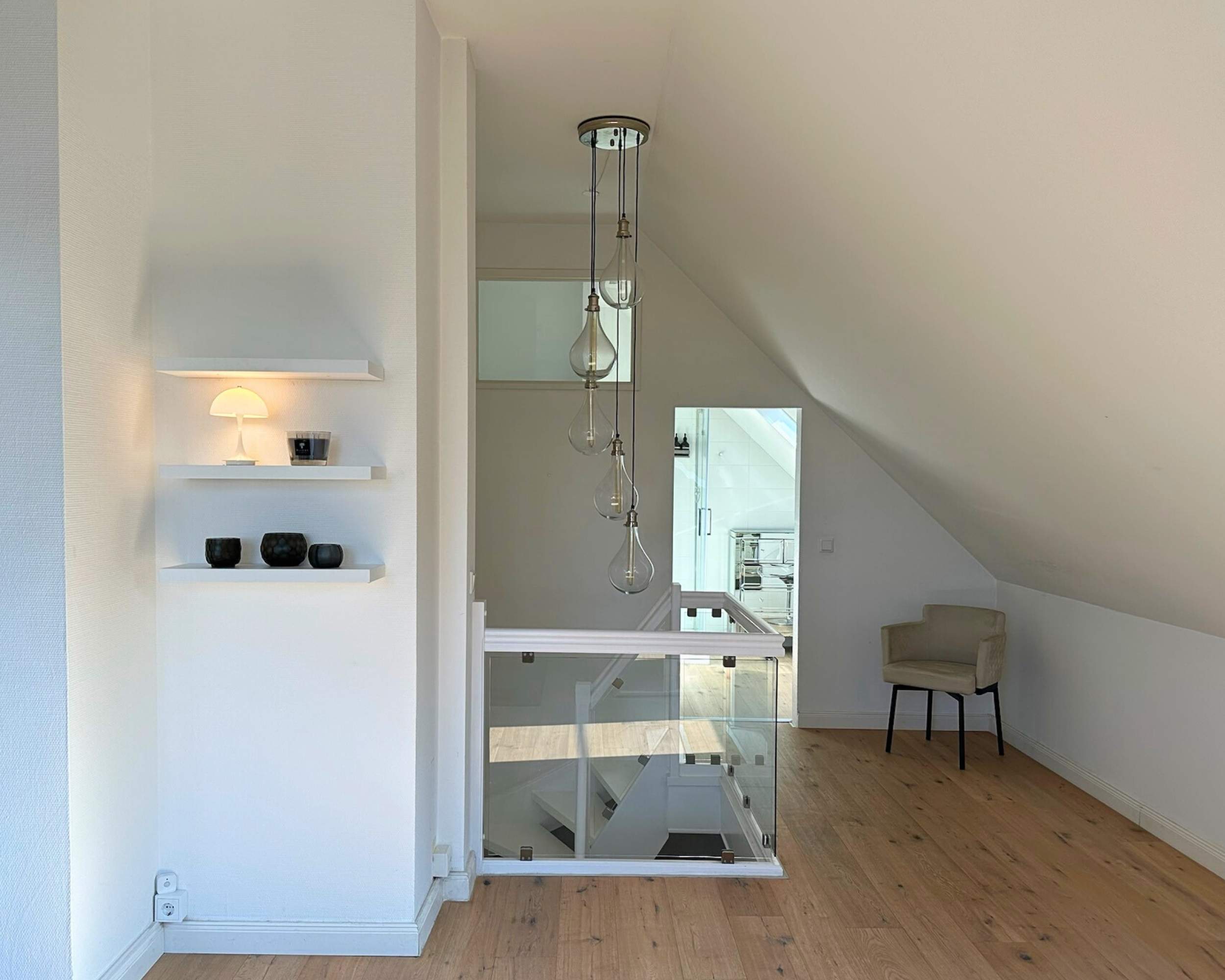 Helles Dachgeschoss-Wohnzimmer mit moderner Einrichtung, fotografiert von Robert Schmieder – Immobilienfotografie Hamburg