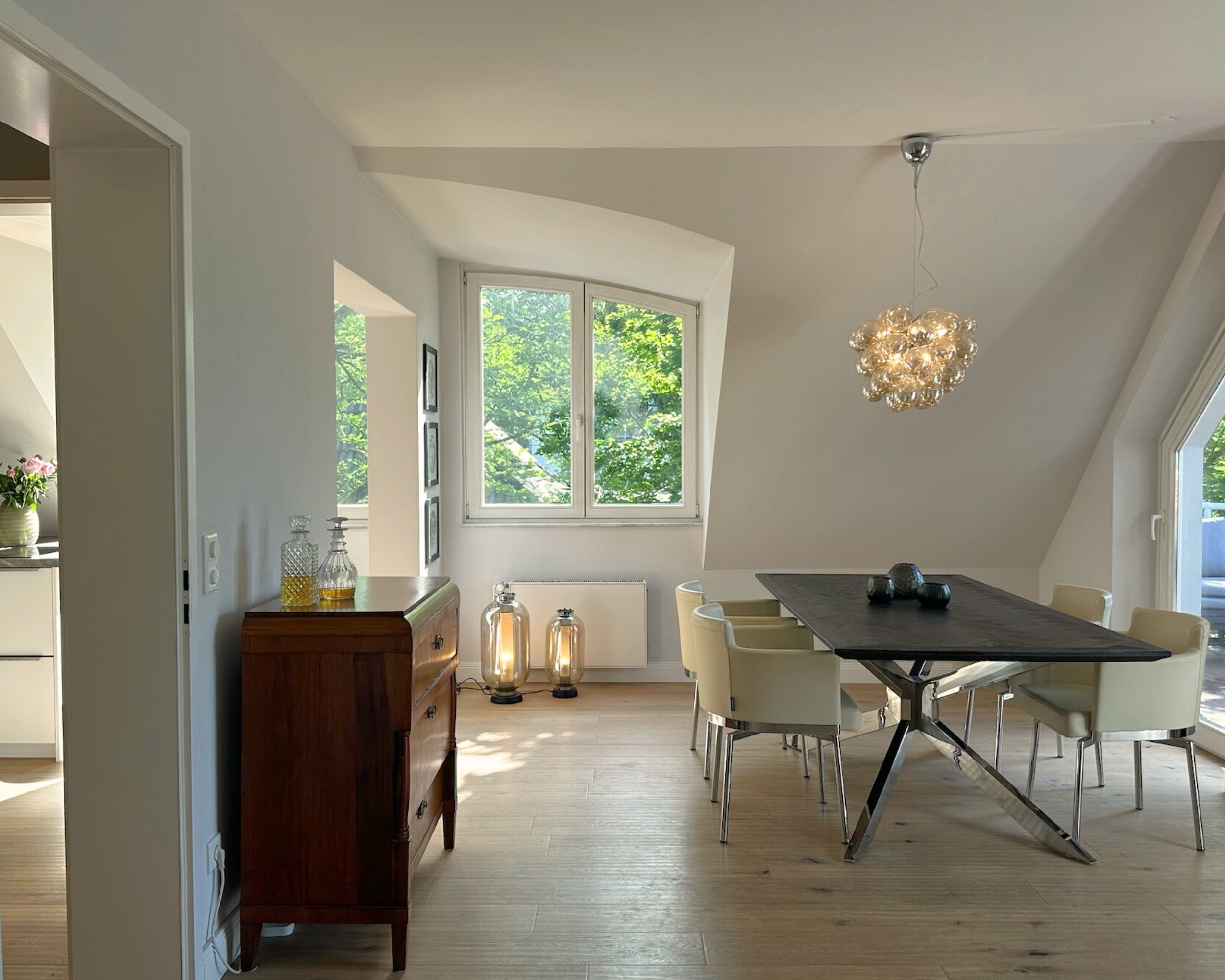 Modernes Esszimmer mit großem Tisch, Designleuchte und viel Tageslicht, fotografiert von Robert Schmieder – Immobilienfotografie Hamburg