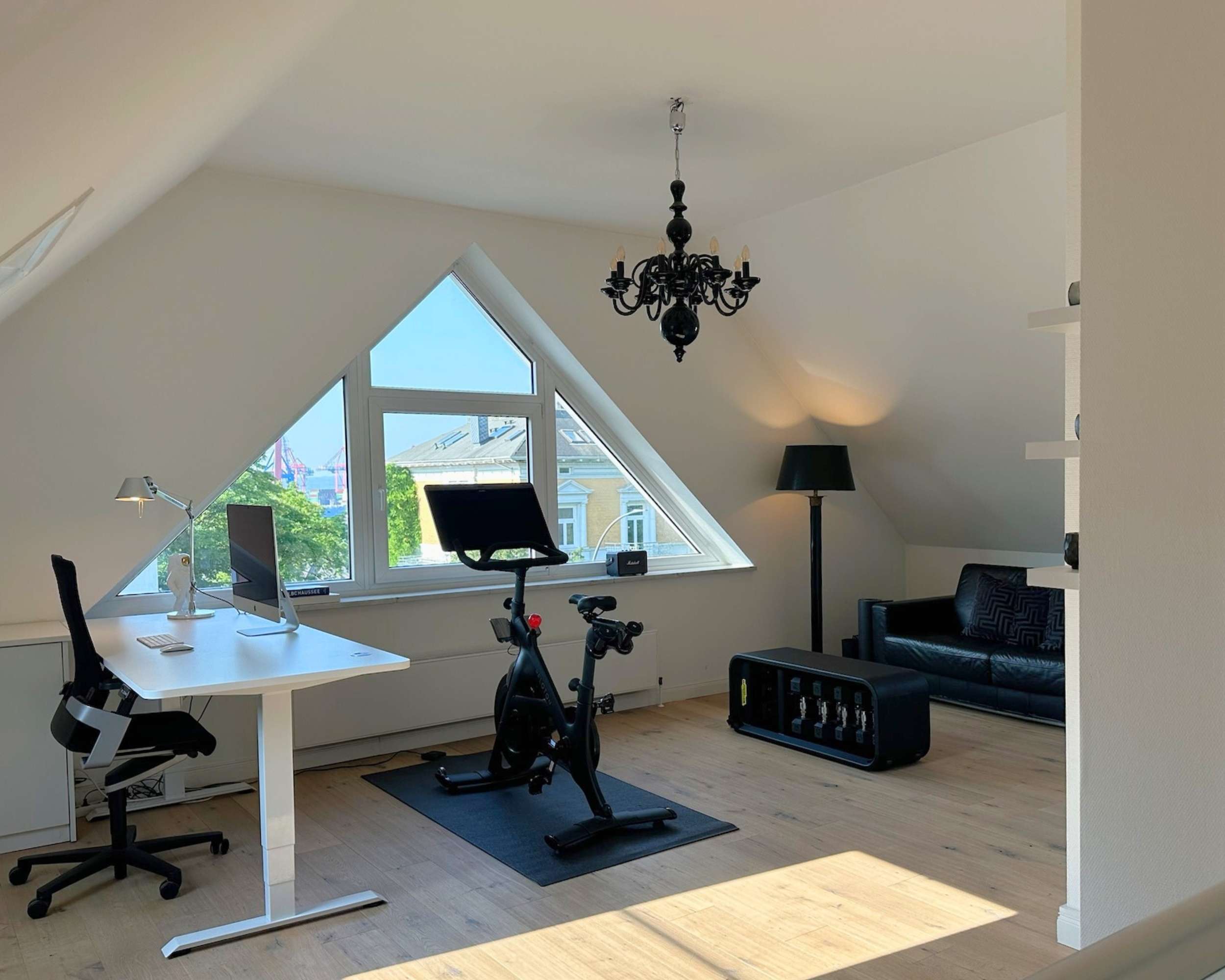 Modernes Dachgeschoss mit Homeoffice, Fitness-Bike und Sofa, fotografiert von Robert Schmieder – Immobilienfotografie Hamburg